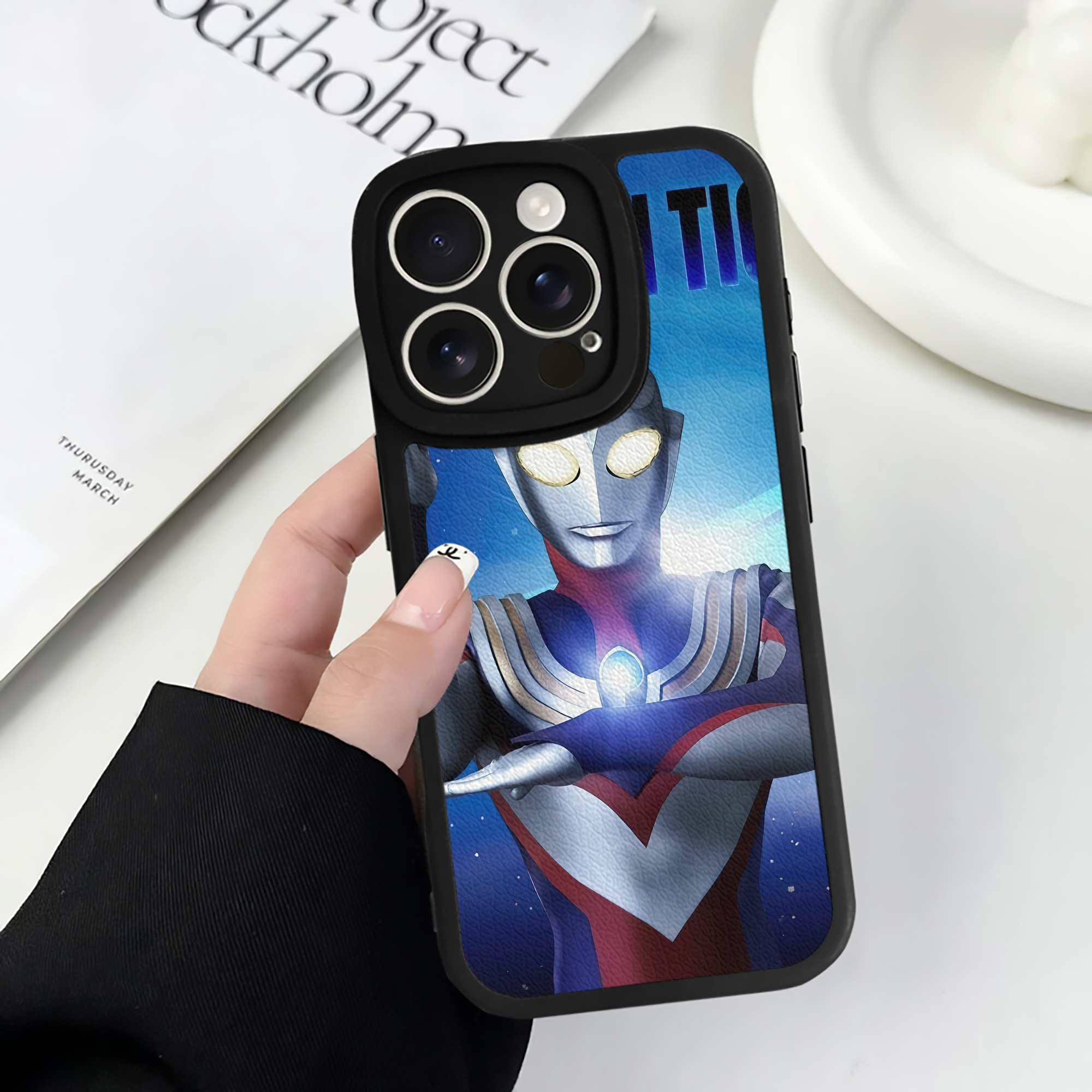 （画像用） ウルトラマン Ultraman 【iPhone 16シリーズ対応】シリコンスマホケース（レザー調） 材質：シリコン